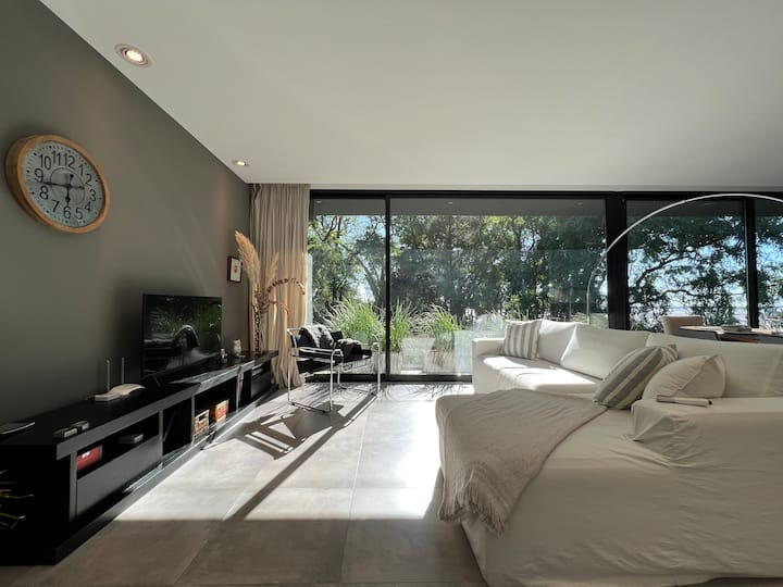 Elegante Casa De Diseño Minimalista Con Vista Rio - Paraná