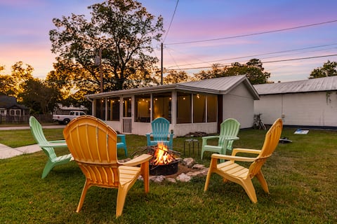 3 Mins to DT | Pickleball | Hot Tub | Game Room