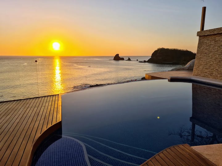 Beachfront 30m above - infinity pool - 180° views