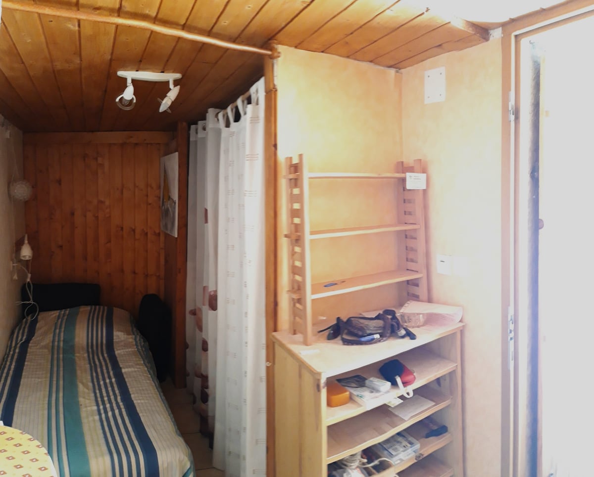 Ниша на входа, с много удобно легло от 90 см и място за съхранение ( без затворен килер, а закачалки и рафтове. Разделяне на коридора със завеса.