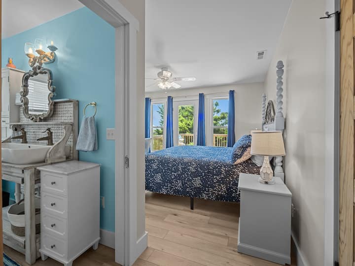 Glavna spavaća soba s privatnom kupaonicom, pogledom na more i posebnim prostorom za rad.