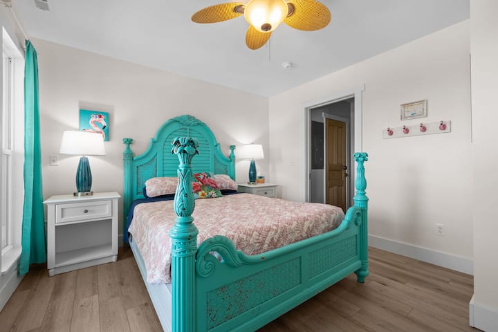 Soba Flamingo. Bračni krevet, pogled na more, pametni TV i komoda.