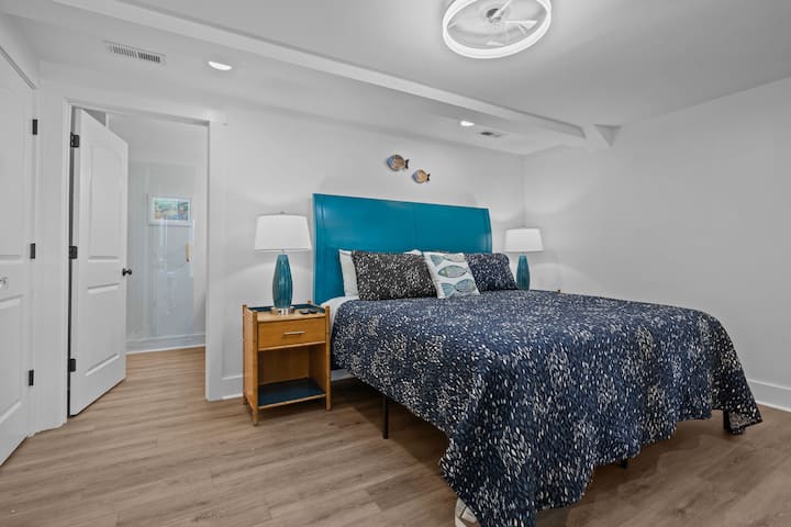 Soba s ribljim uzorkom. Veliki bračni krevet s privatnom kupaonicom. Dvostruki umivaonik i tuš-kabina.  Poseban prostor za rad. 