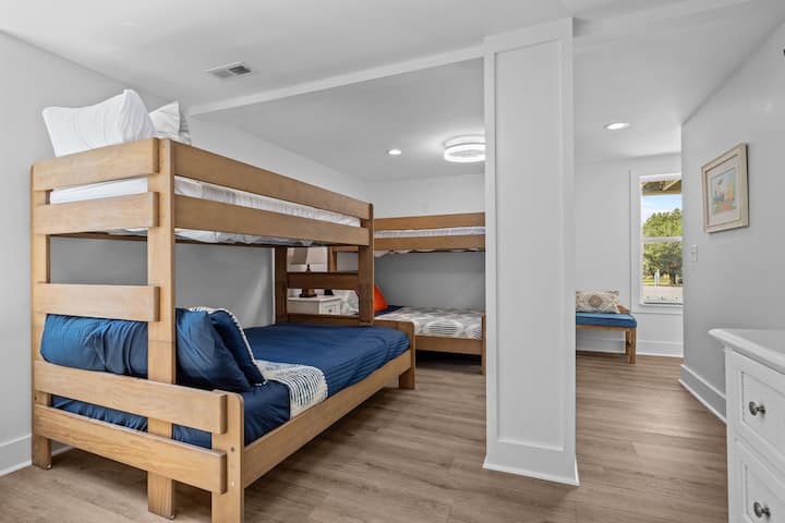 Soba s krevetima na kat. 3 kreveta na kat (bračni na donjem dijelu, dva jednostruka na gornjem dijelu). Smart TV. 