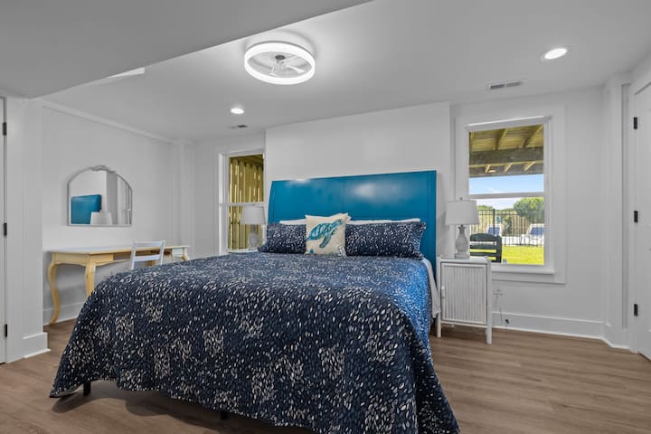 Soba Turtle. Veliki bračni krevet s privatnom kupaonicom. Dvostruki umivaonik i tuš-kabina. Poseban prostor za rad. 