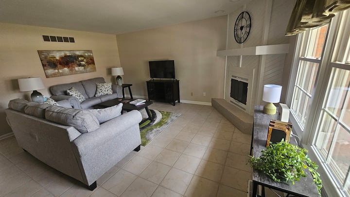 Eastside Escape - Peaceful Lakeside Condo - Newburgh, IN