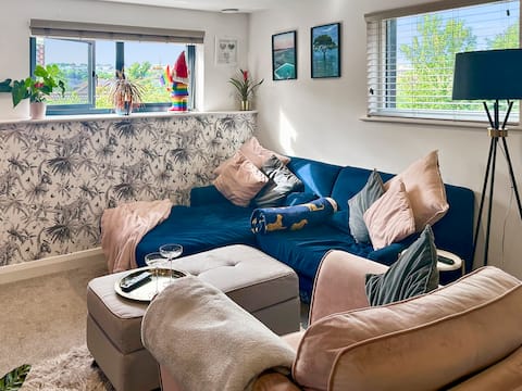 Popular Airbnb listing: Chic Southville stay near North St & Ashton Gate in Southville