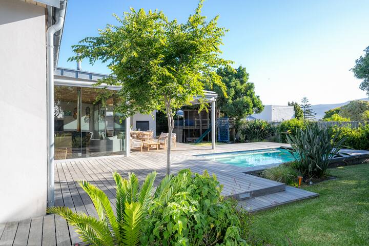 Villa with Pool, Table Mountain View & Kids’ Area gallery image 2