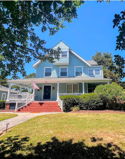 Happy Hours! 7 bedrooms, double lot, huge porch