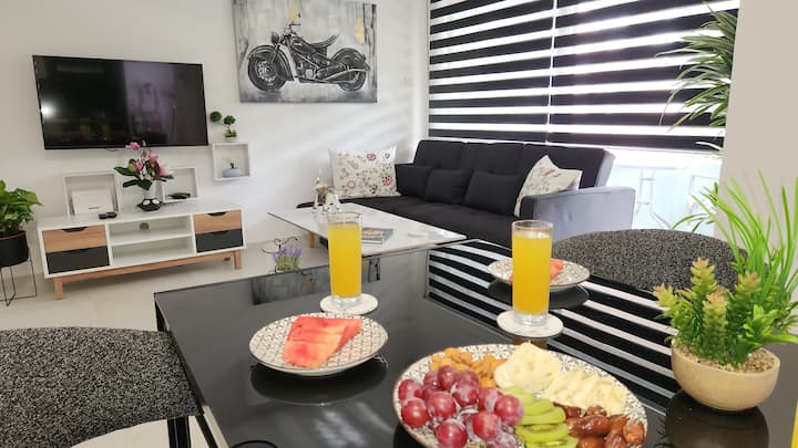 Onze moderne en smaakvol ingerichte woonkamer biedt een comfortabele ruimte om te ontspannen en te genieten van je verblijf.  De unieke kunstwerken en stijlvolle meubels zorgen voor een gastvrije sfeer.