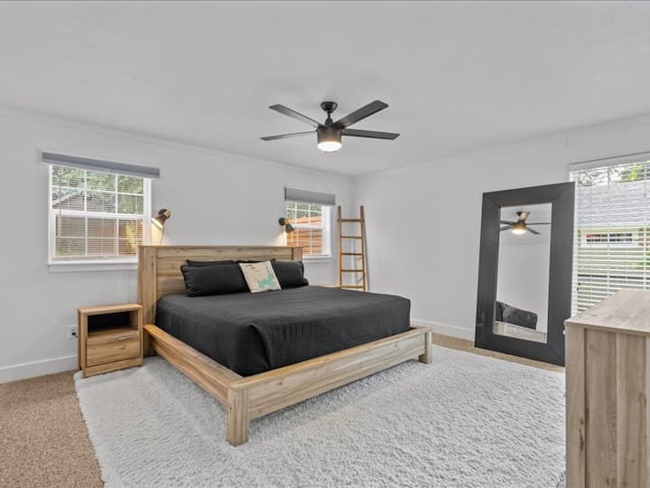 主卧在楼下，有一张加大双人床。 