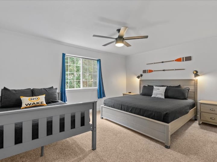 楼上2号卧室（南侧）包括一张双人床和一张加大双人床。  