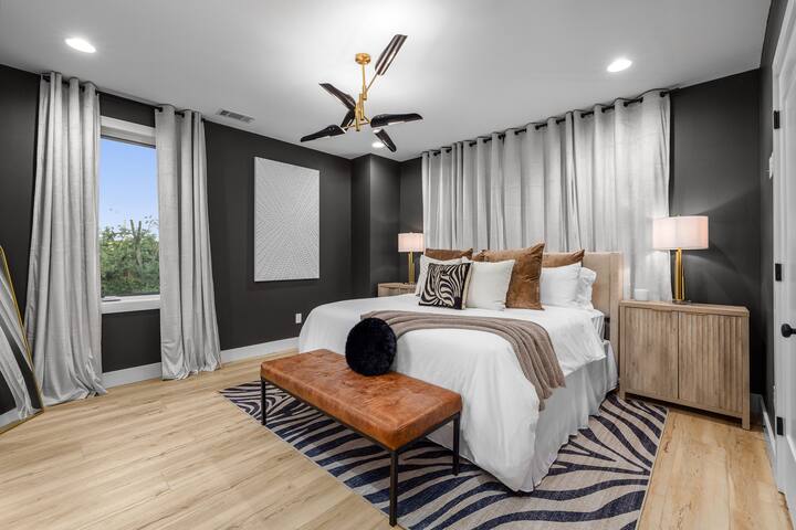 Nash Lux home hottub/9Beds/rooftop/gameroom gallery image 4