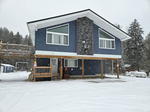 Chalet-Near Sugarloaf, on ATV/snowmobile trails