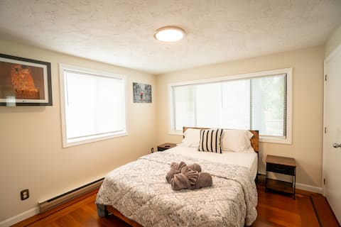 Cozy Home 5BR 2BTH w/Balcony, Near I93 & Tufts 597
