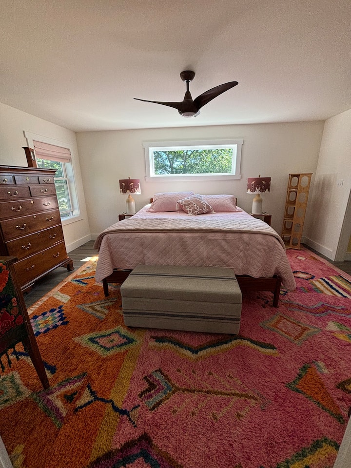 Prekrasan primarni apartman s bračnim krevetom i vlastitom kupaonicom  (postavljaju se sjenila za zamračivanje)