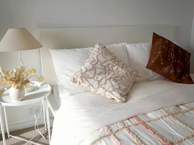 3BR Penthouse in CBD| w/Parking | Prime Location