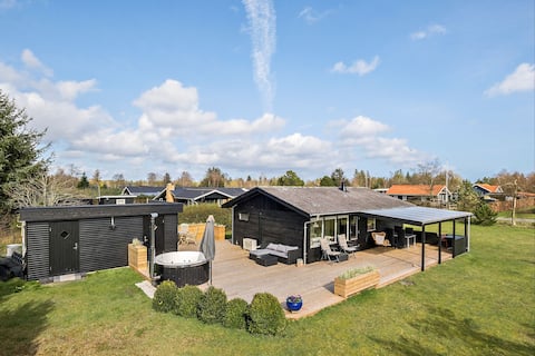 Cottage with wilderness bath and child-friendly beach