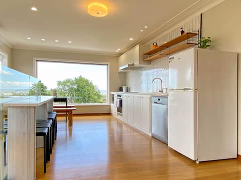 Cosy family house in Massey with Good View.