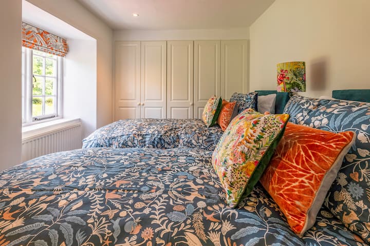 توفر غرفة النوم الثانية سرير سوبر كينج أو سريرين فرديين وفراش رائع ومناشف ناعمة ناعمة. 