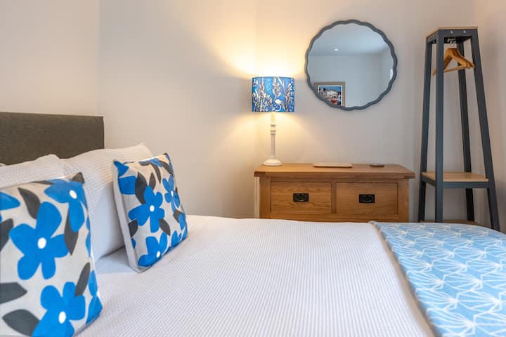 تقع على هذا السرير الكبير الناعم بعد نزهة جميلة مع تخزين لجميع ممتلكاتك. 