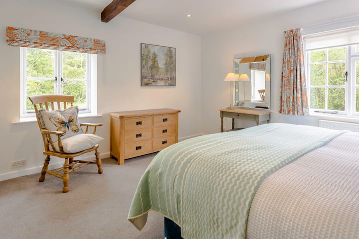 تحتوي غرفة النوم الرئيسية على الكثير من مساحة التعليق والدرج لملابس العطلات تلك! 