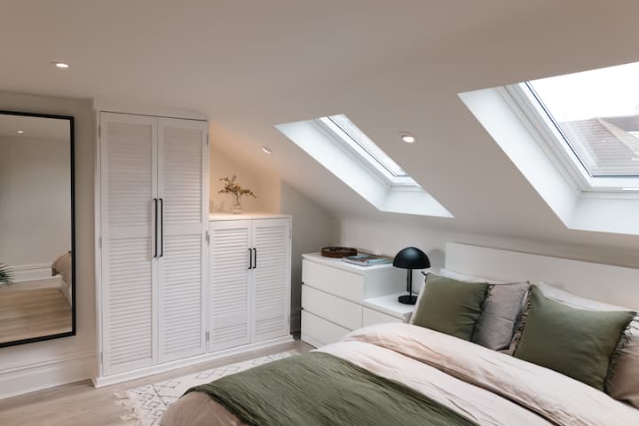 غرفة نوم هادئة وهادئة، مع الكثير من التخزين ومساحة العمل والغلاية وأدوات صنع الشاي والقهوة وسجادة اليوغا.
*5 أرطال من الدمبل والأسطوانة الرغوية وأشرطة المقاومة متاحة عند الطلب أيضًا.