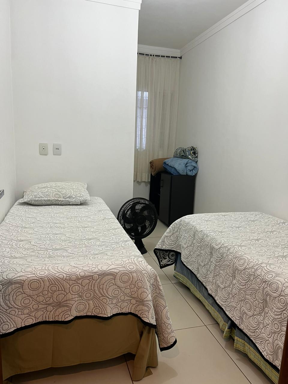 02号卧室配备两张单人弹簧床、一台风扇、一个带毯子和羽绒被的衣柜以及棉质床上用品，让您倍感舒适！