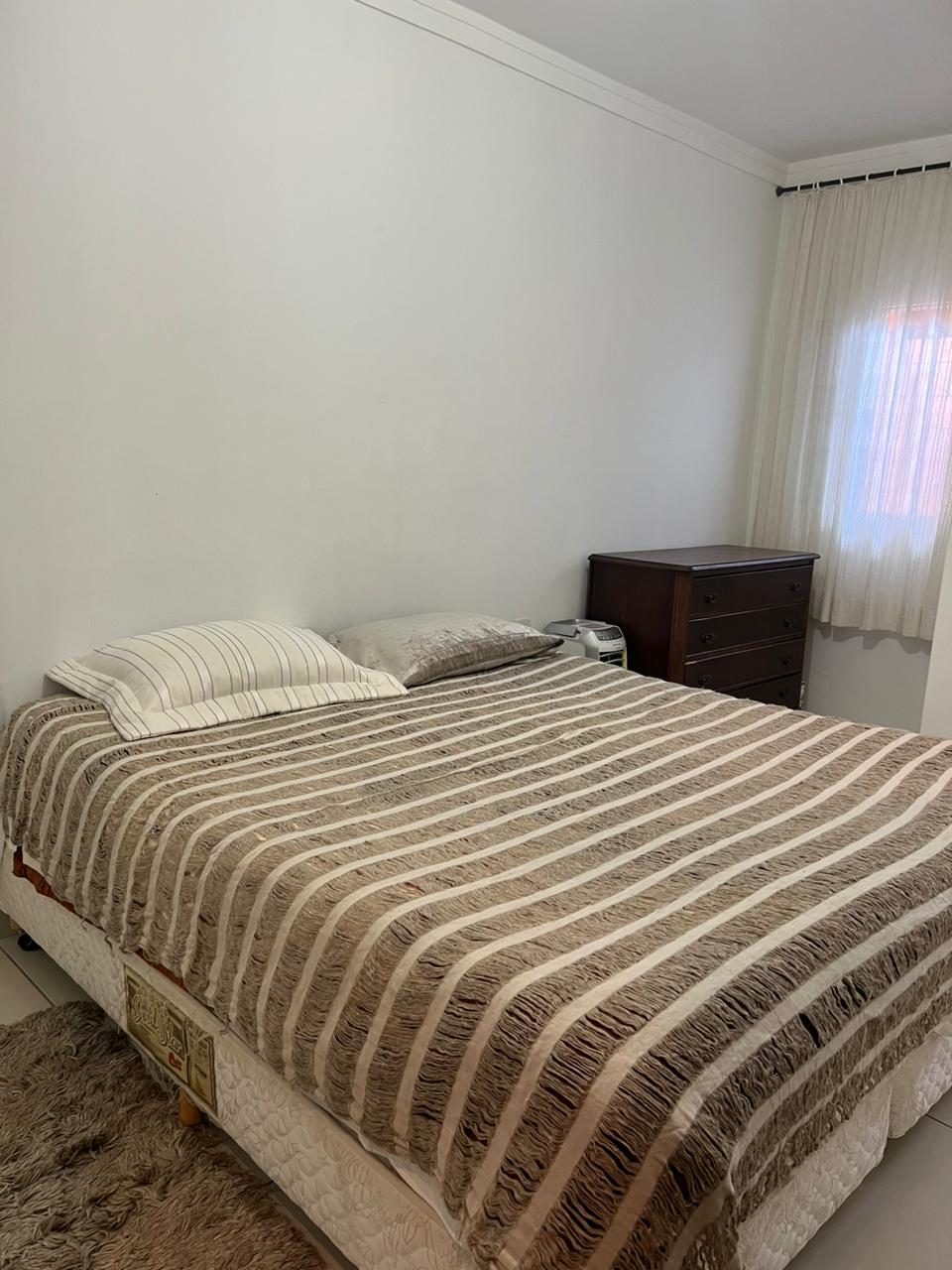 宽敞通风的套房，舒适的加大双人床，芳香的棉质床上用品，衣架和衣架，床上用品和浴巾，空气循环器，让您休息舒适！