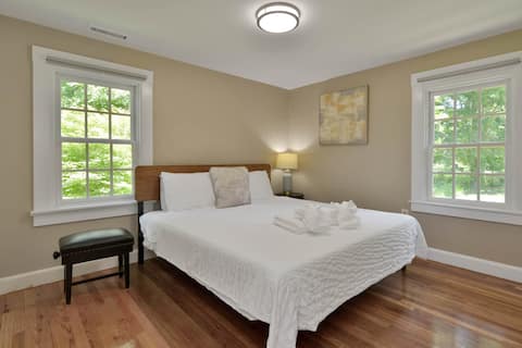 Lovely 2 bedroom- kitchenette.