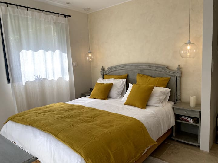 Dormitorio 2 Oro en el lado sur con su baño con ducha bañera y lavabo. 2 grandes bahías dan acceso directo a la piscina y al Pool House Vista piscina y jardín.