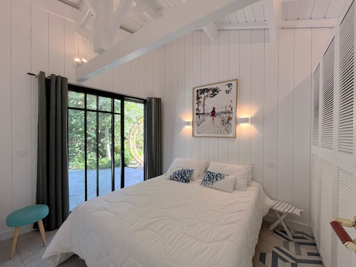 Საძინებელი 5, აუზიანი სახლი. Საწოლი 160 აუზით, სააბაზანოთი. Აუზისა და ხის ბაღის ხედი