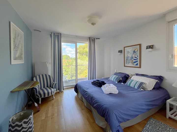 Ხის სახლი 3 და მისი ცალკე აივანი, რომელიც ბაღს გადაჰყურებს.
Დიდი ზომის საწოლი ტანსაცმლის საკიდით. 
Ნიჟარა ხელმისაწვდომია კარადაში.
Ჩილელი ხელმისაწვდომია აივანზე თქვენი დასვენებისთვის.