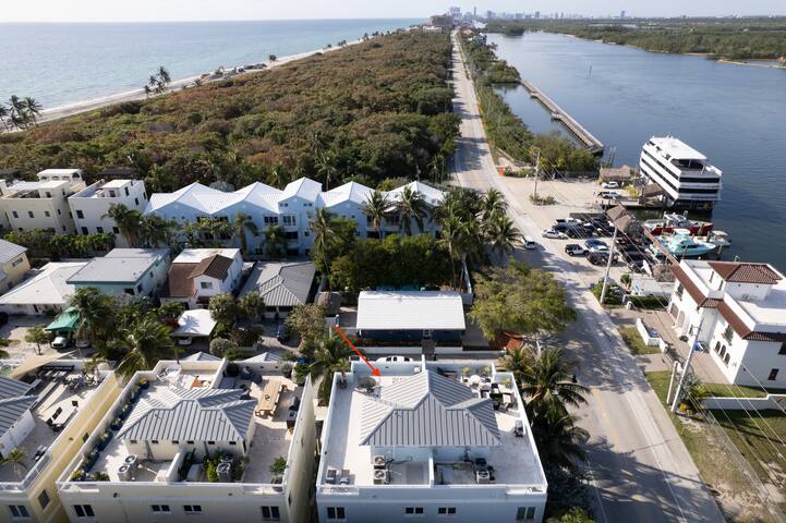 Luxurious beach home. 1 min walk North beach gallery image 5