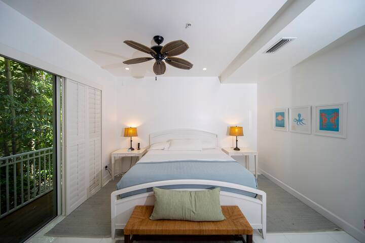 Luxurious beach home. 1 min walk North beach gallery image 4