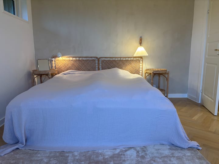 Овде спиете прекрасно во прекрасен двоен кревет со убави јорганчиња и перници и органска постелнина. Двојниот кревет може да се замени со два единечни кревети.