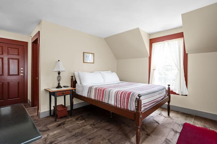 Artists Colony Inn / Standard Queen - Nashville, IN