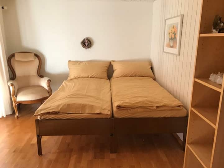 Postele je možné usporiadať podľa želania. Môže sa použiť ako dvojlôžková alebo jednolôžková izba.