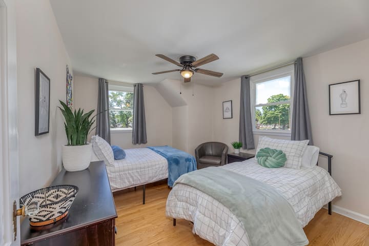 Chumba cha pili cha kulala kilicho na kitanda Kamili na Pacha. Mapambo angavu yenye mandhari ya Indy 500. Chumba hiki kina feni ya dari na mapazia meusi kwa ajili ya starehe yako.