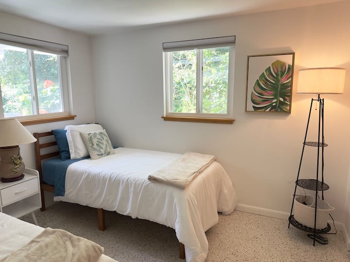 Mlango kutoka kwenye ukumbi; chumba hiki cha kulala kiko karibu na bafu