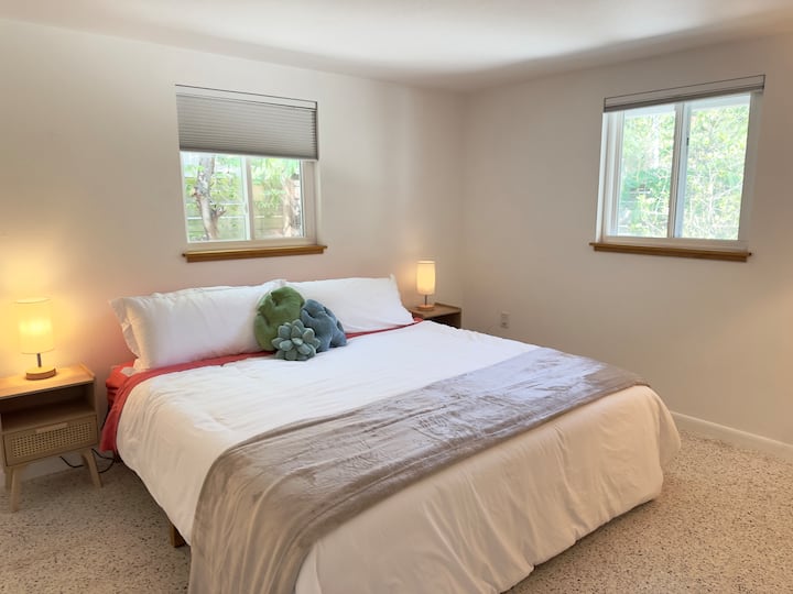 Chumba cha kulala kina mwangaza mwingi wa asili pamoja na taa za taa zenye joto zilizo na bandari za kuchaji za USB