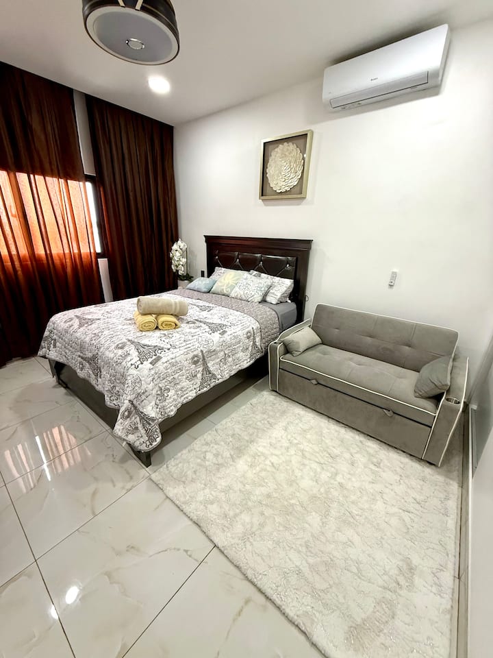 U ovoj spavaćoj sobi nalazi se sofa na razvlačenje.  