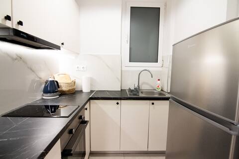 Popular Airbnb listing: Athens center, on the beautiful Kypselis Square. in ΦΩΚΙΩΝΟΣ ΝΕΓΡΗ