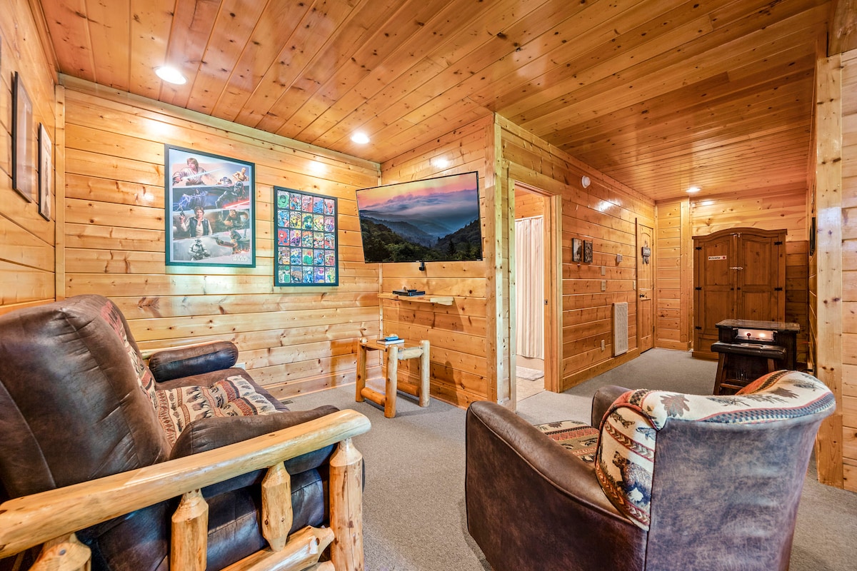 חדר המשחקים כולל שפע של מקומות ישיבה נוחים וטלוויזיה חכמה גדולה. זה המקום המושלם להשתעשע בתוכנית האהובה עליכם או לצפות במשחק הגדול.