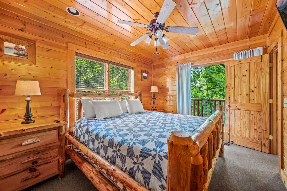 חדר השינה במפלס התחתון כולל מיטת קינג סייז נוחה בחלל שליו ומרגיע.