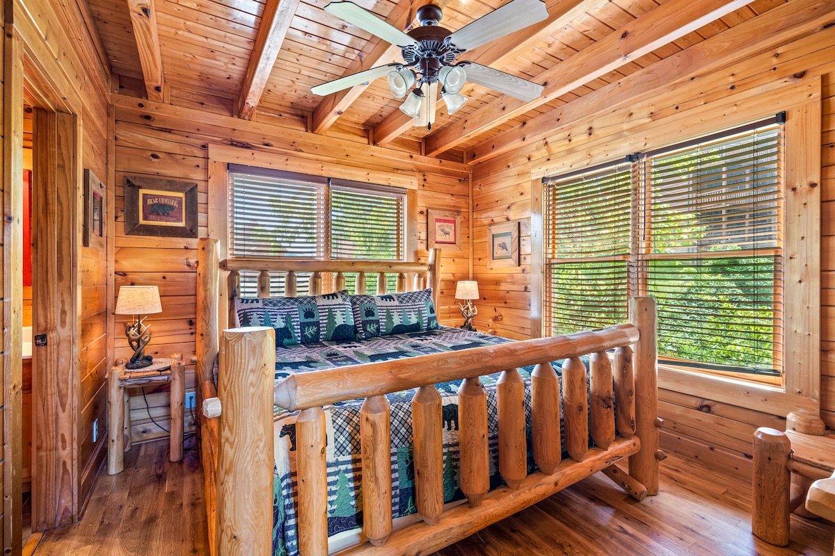 חדר השינה כולל מסגרת מיטה מעץ טבעי מוצק ומזרן קינג נוח.