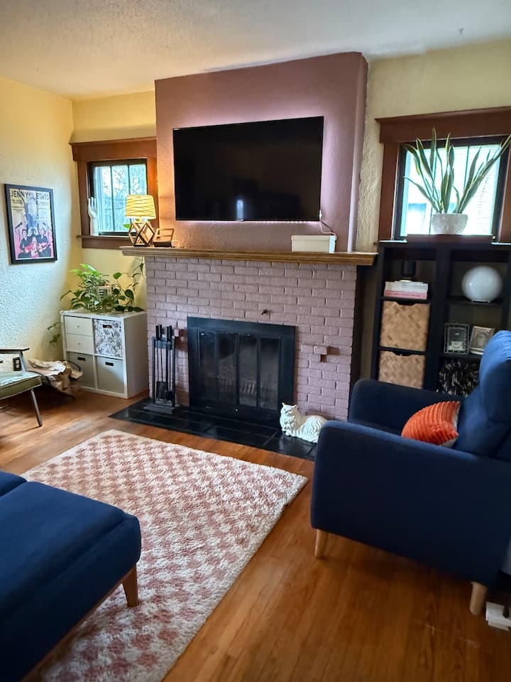 Comfy home on quiet street, 5 min to campus