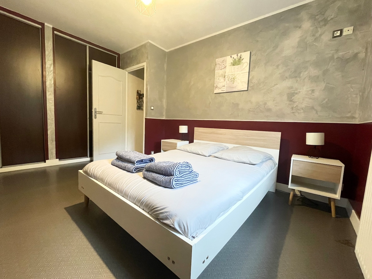 חדר מאוורר עם ארון. אפשרות לשים מיטה מתקפלת