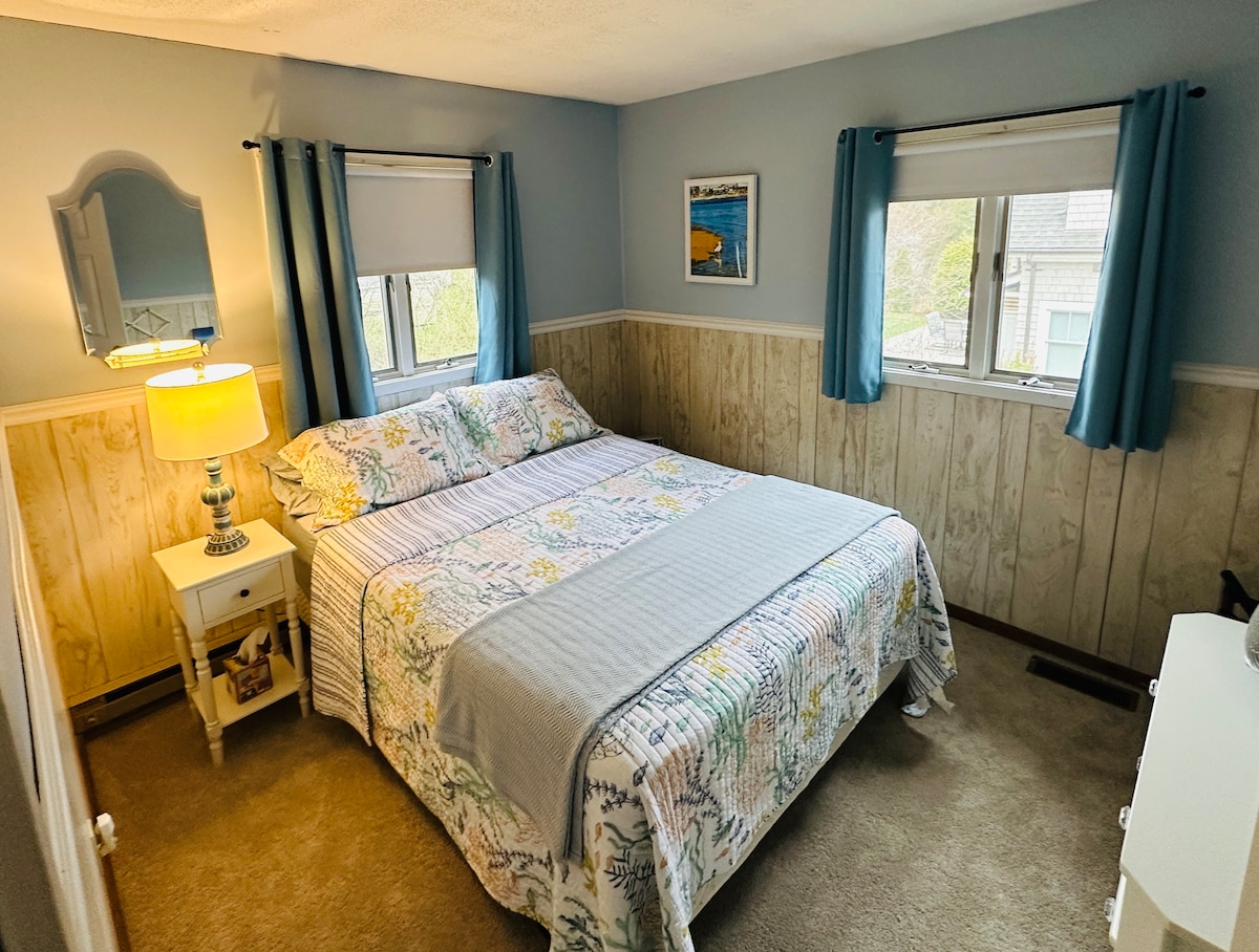 ห้องนอนมีเตียงควีนไซส์ที่อบอุ่นหน้าต่างบานใหญ่ 2 บานที่ทำให้ห้องเต็มไปด้วยแสงธรรมชาติและตู้ลิ้นชักที่กว้างขวาง เป็นสถานที่พักผ่อนที่สมบูรณ์แบบสำหรับการเข้าพักที่สะดวกสบายและผ่อนคลายนำเสนอการใช้งานและเสน่ห์ที่ผสมผสานกัน