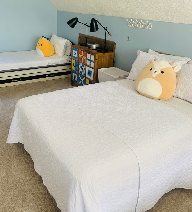 ลอฟท์มีเตียงคู่ 2 หลังและเตียงแฝด 2 หลังจึงเหมาะสำหรับการเข้าพักเป็นกลุ่ม ที่พักที่สว่างและมีแสงแดดนี้มองเห็นห้องนั่งเล่นให้บรรยากาศที่สดใสและมีแสงธรรมชาติเพียงพอ